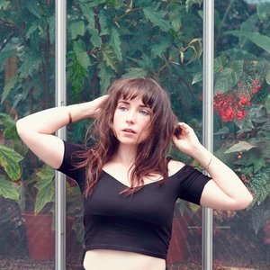 Laura Groves image